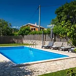 Casa Bastiani With Pool And Grill In Vila Buje